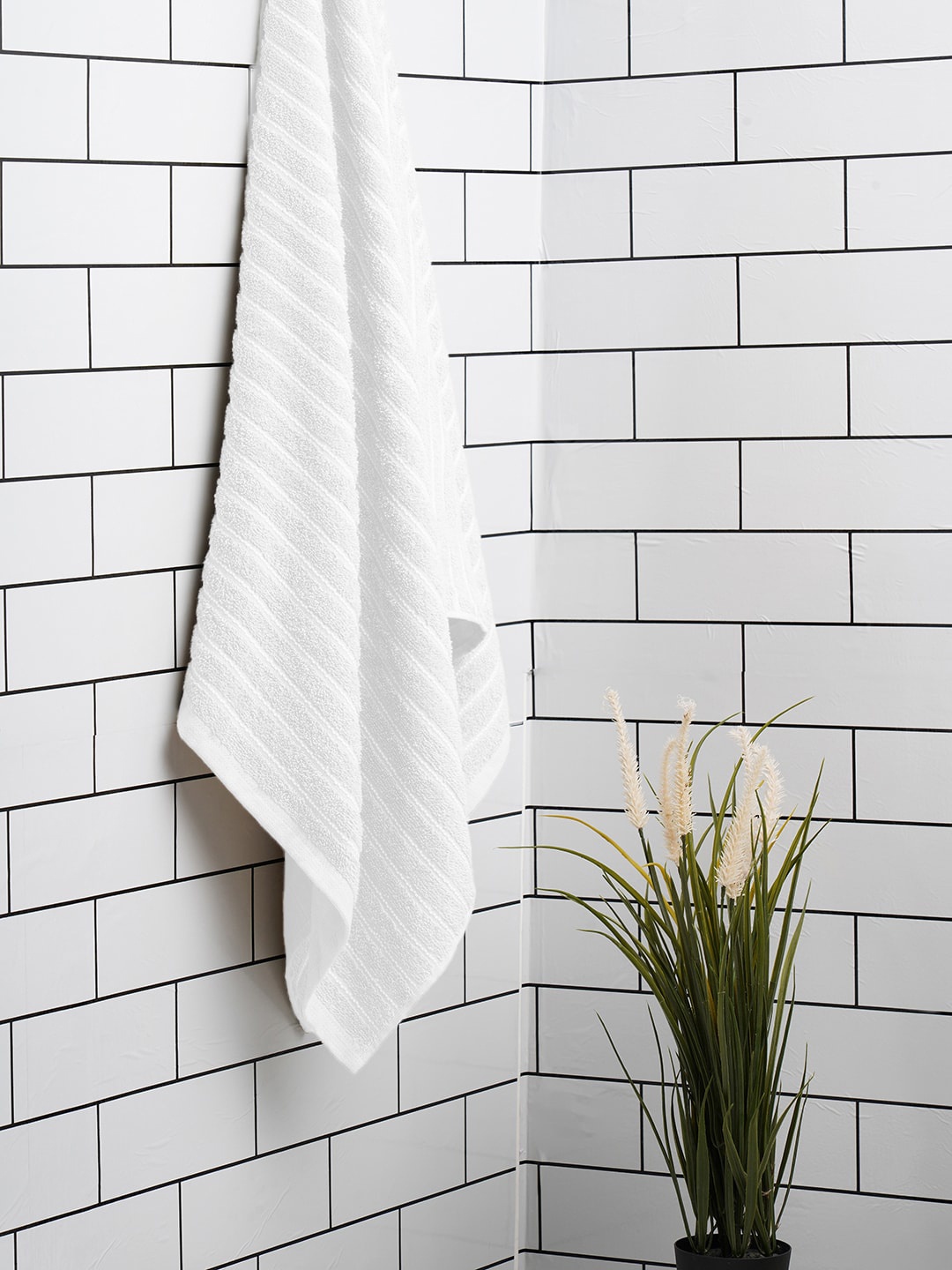 

Welspun White Striped 250 GSM Super Absorbent Light Weight Pure Cotton Bath Towel