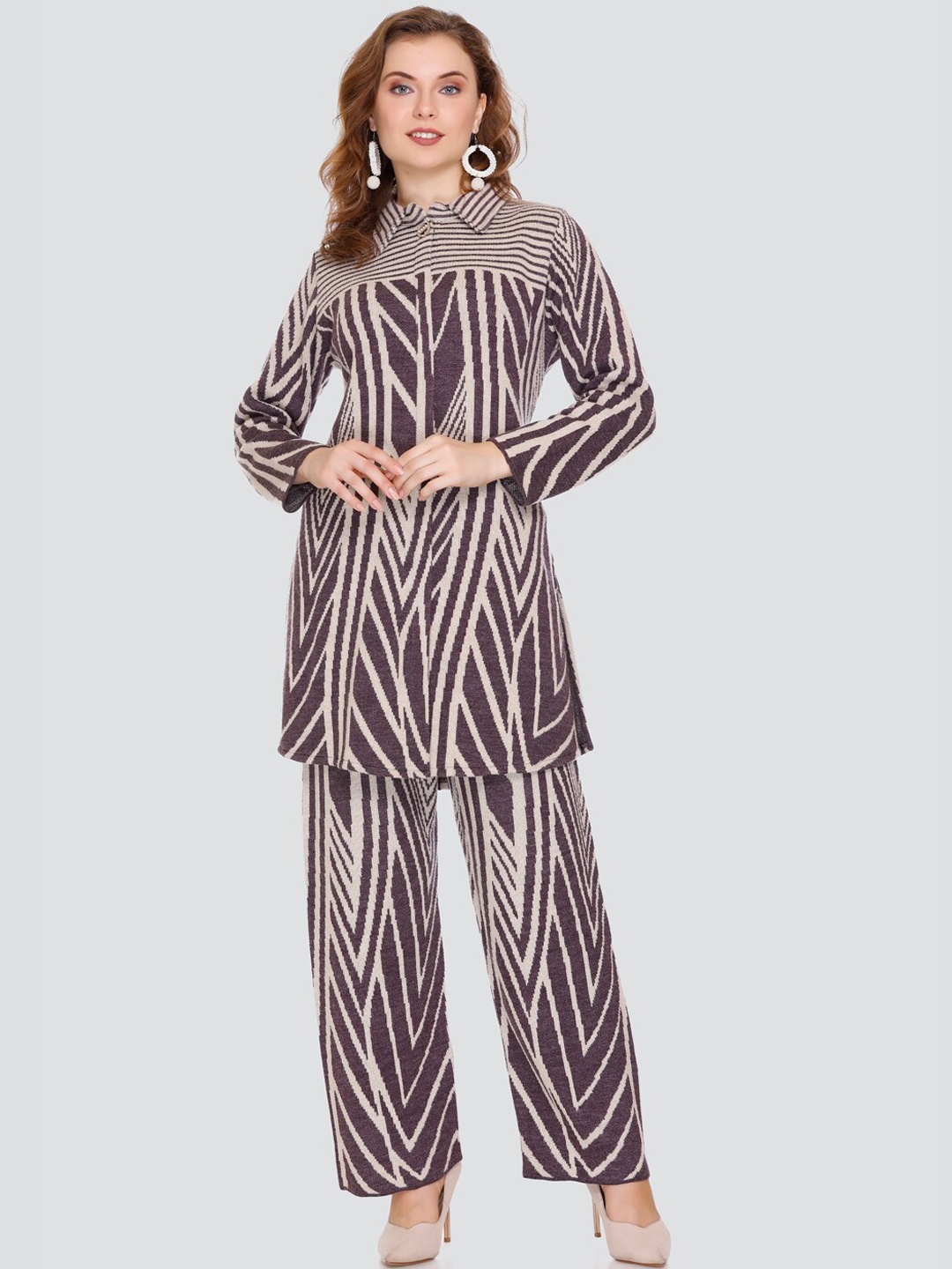 

Elthia Geometric Printed Straight Kurta With Trouser, Purple