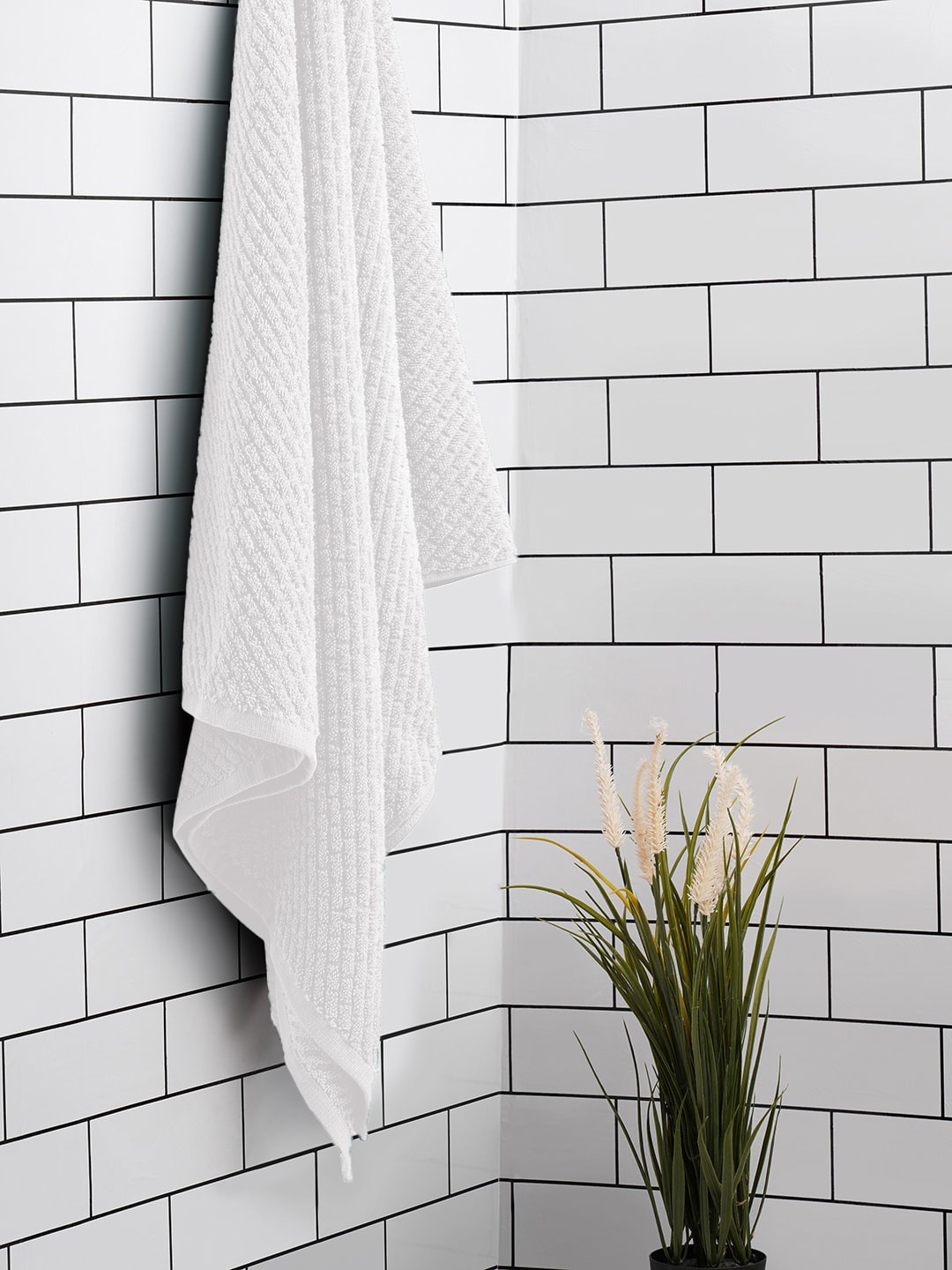 

SPACES White Super Absorbent Soft Cotton 400 GSM Bath Towel