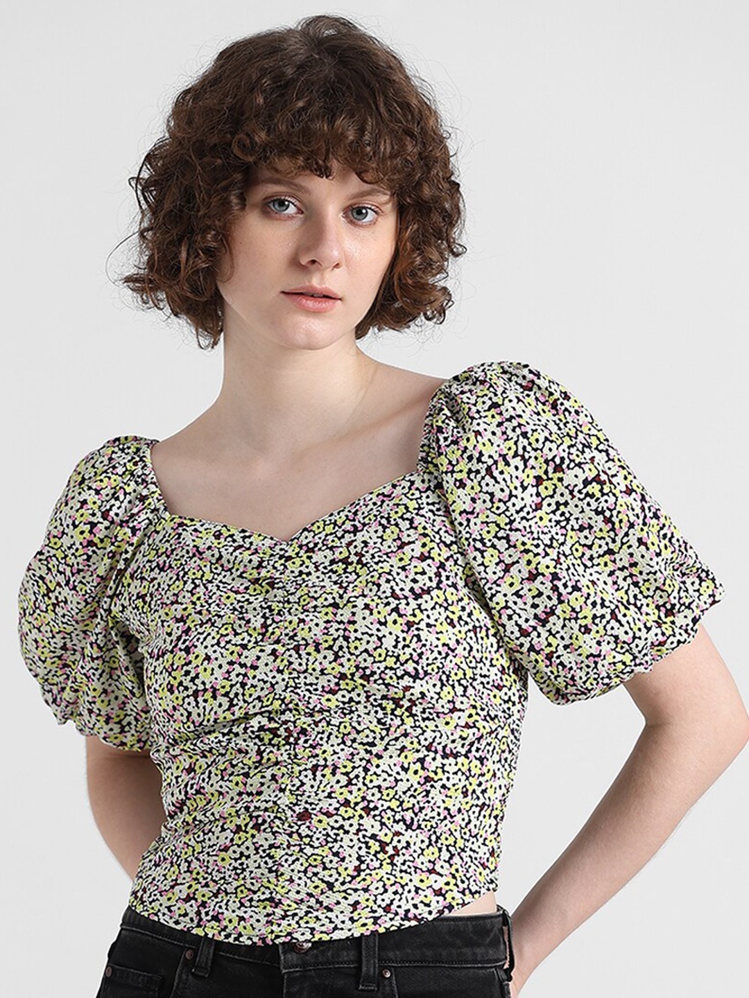 

ONLY Onlvector Ss Top Wv Floral Printed V-Neck Puff Sleeve Crop Top, Black