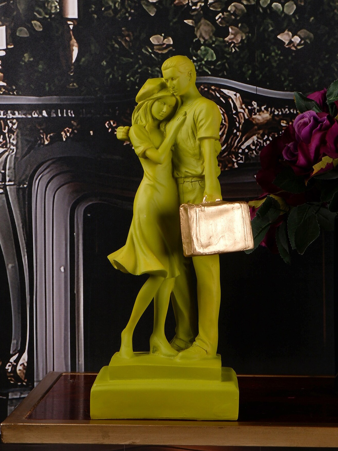 

THE WHITE INK DECOR Green Couple With Luggage Figurine Showpiece