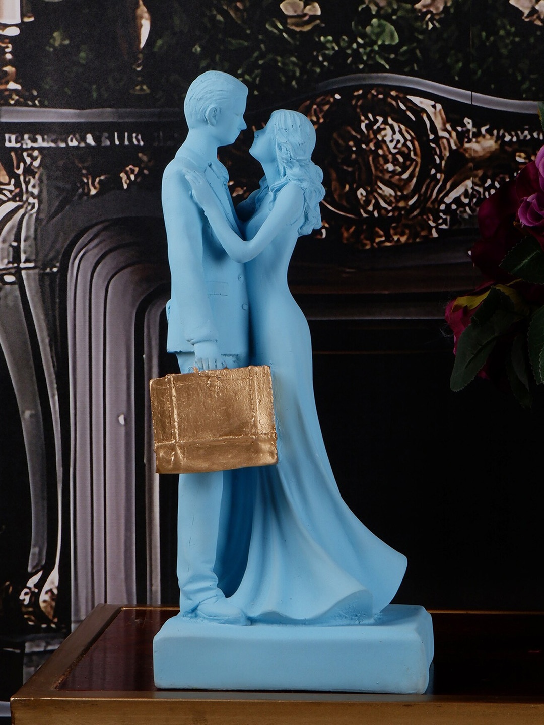

THE WHITE INK DECOR Blue Couple With Luggage Showpiece
