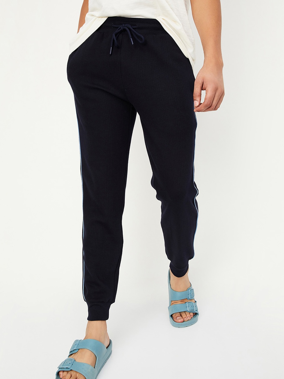 

max Men Mid Rise Joggers, Black