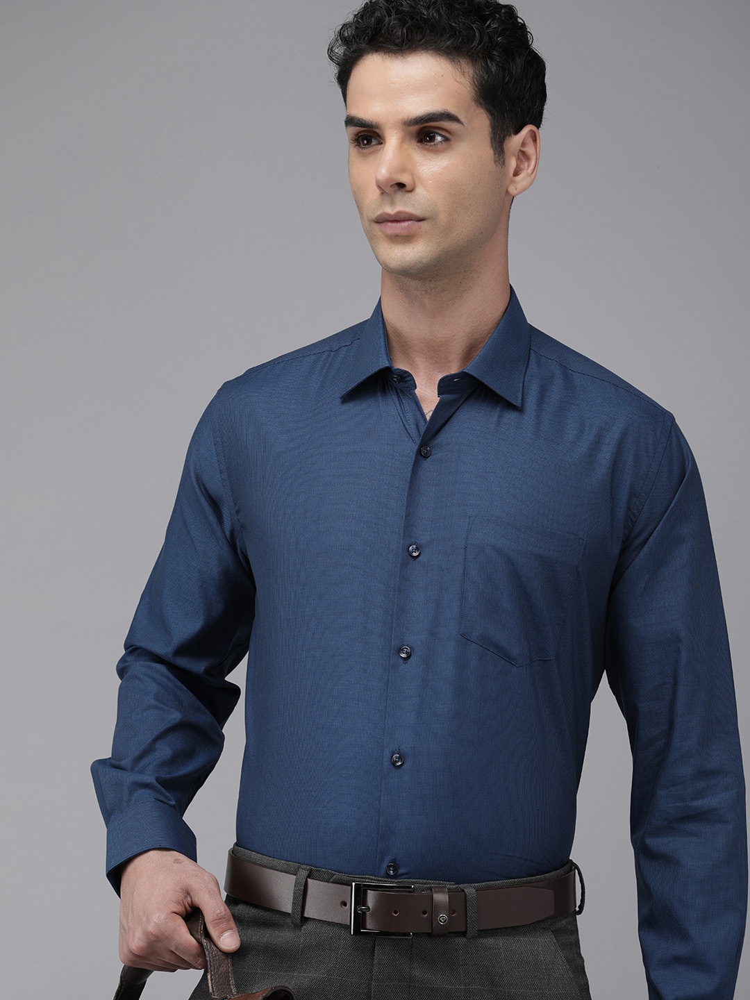 

Van Heusen Men Pure Cotton Custom Slim Fit Formal Shirt, Navy blue