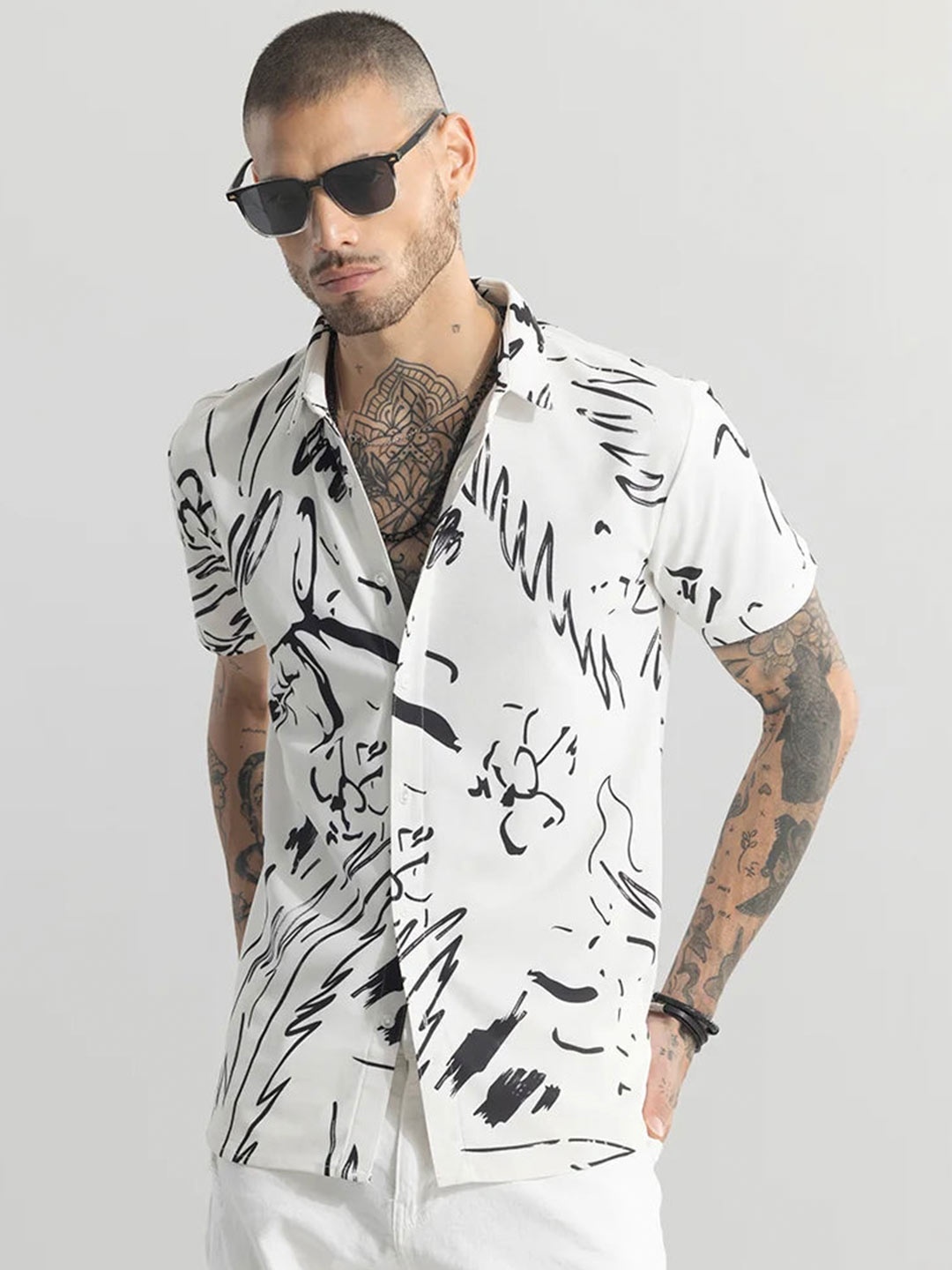

Snitch White Classic Slim Fit Printed Casual Shirt