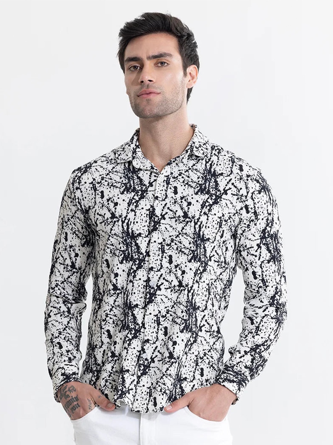 

Snitch White Classic Abstract Printed Slim Fit Pure Cotton Casual Shirt
