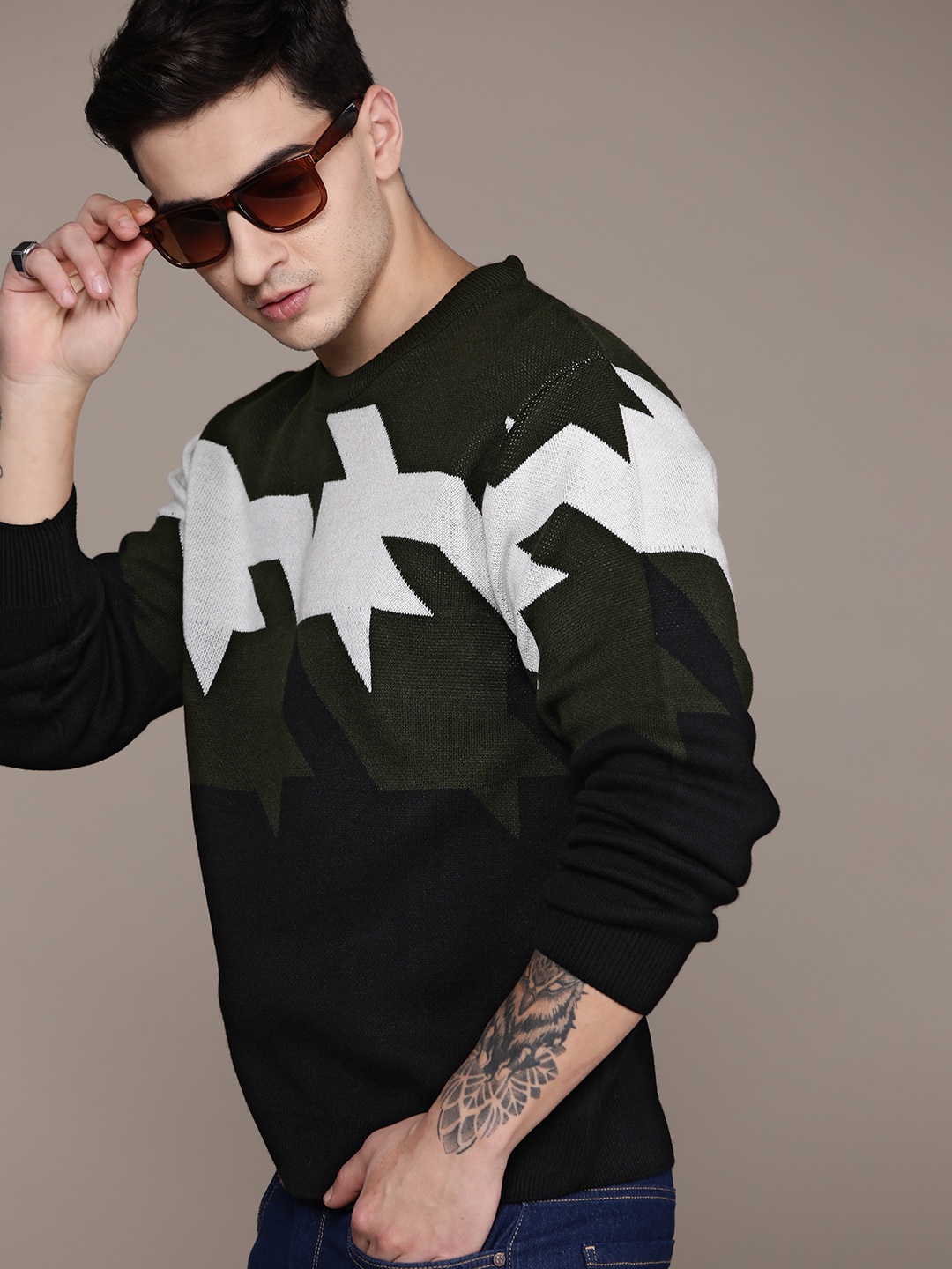 

Roadster Men Colourblocked Pullover, Black