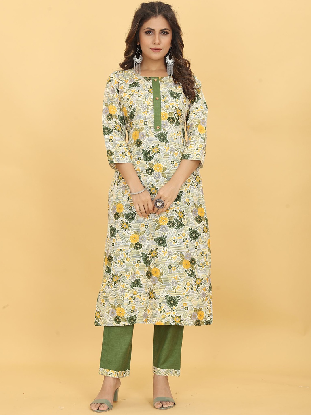 

Ariya Prints Floral Printed Regular Kurta With Trousers, Olive