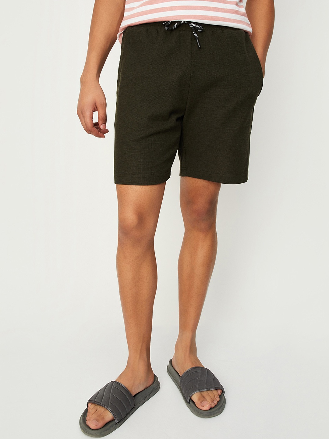 

max Men Mid Rise Textured Lounge Shorts, Olive