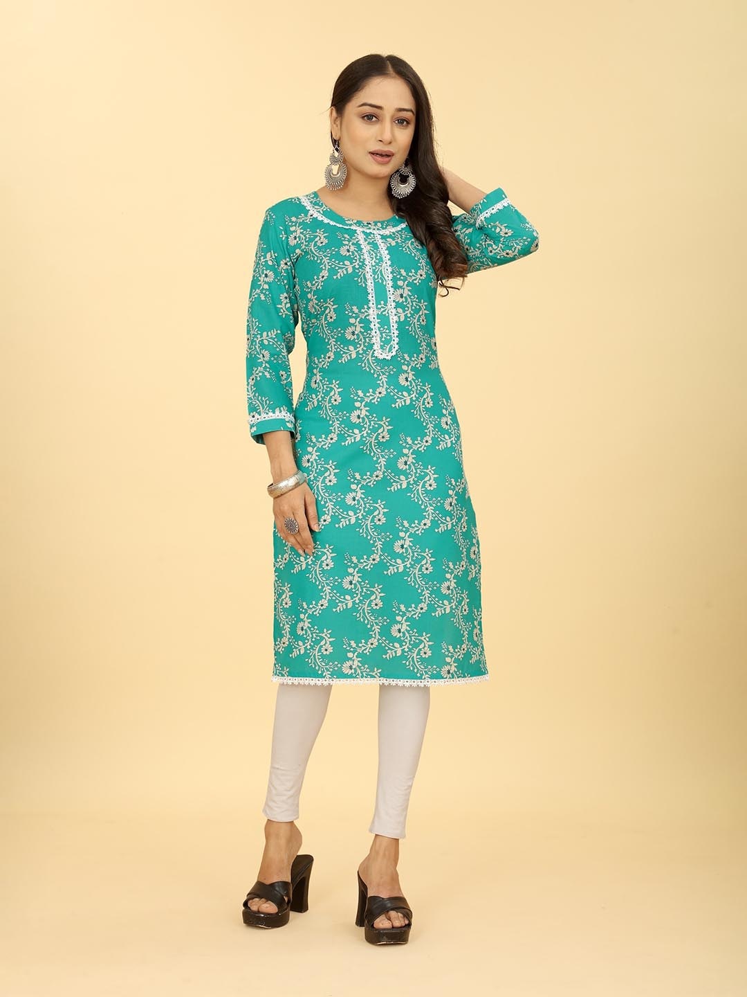 

SAKSHIPRIYA Floral Printed Straight Kurta, Blue