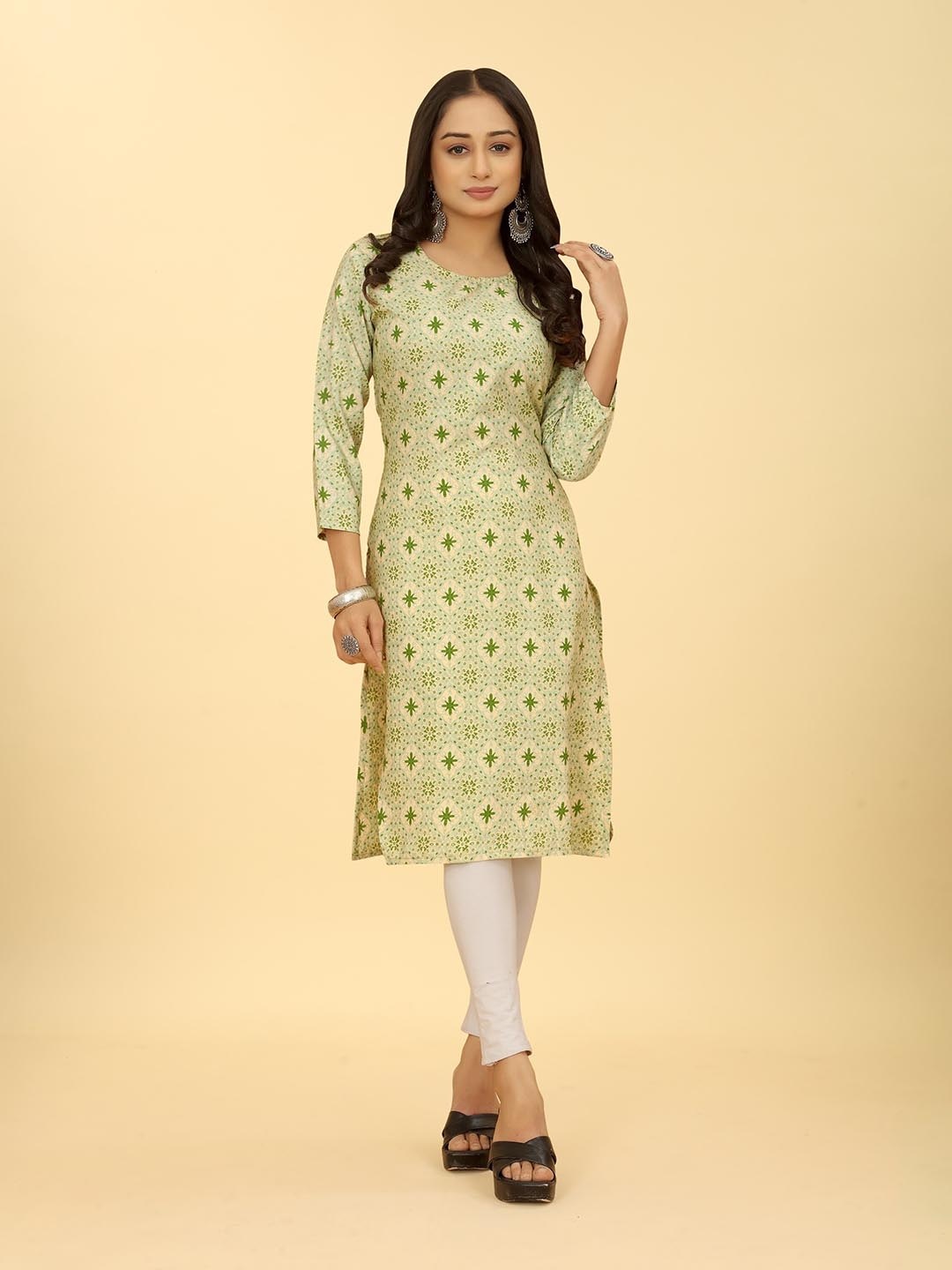 

SAKSHIPRIYA Floral Printed Straight Kurta, Lime green