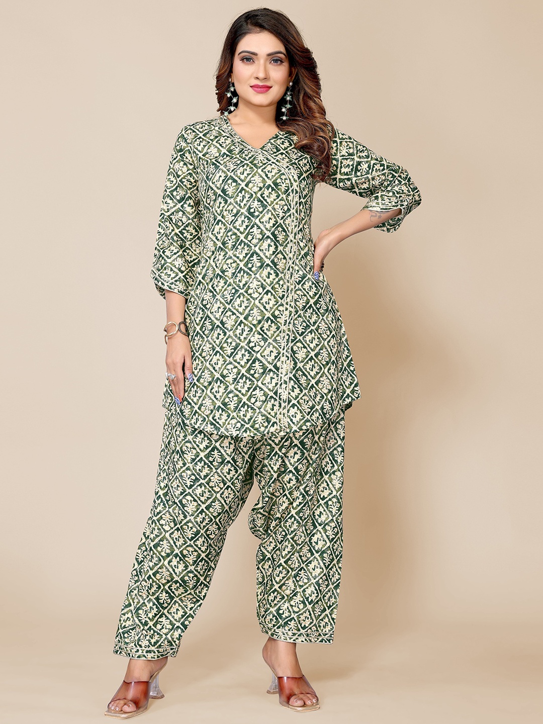 

PYARI - A style for every story Ethnic Motifs Printed V-Neck Straight Kurta With Salwar, Green