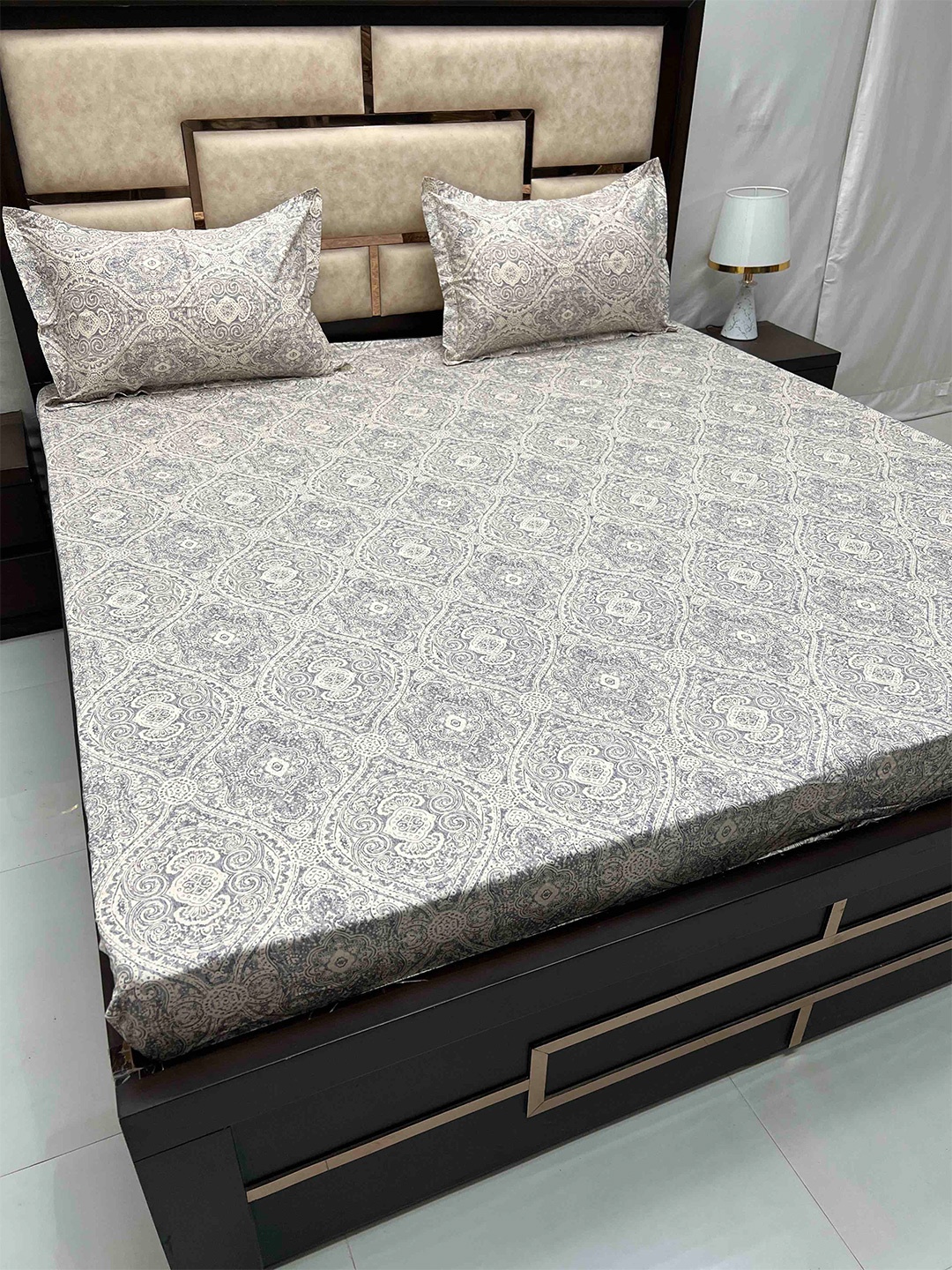 

Pure Decor Sapphire Grey Printed Cotton 230 TC Fitted Super King Bedsheet & Pillow Covers