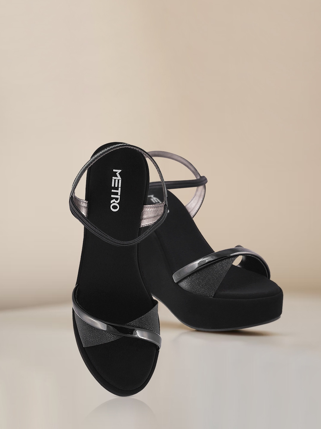 

Metro Women Black Solid Sandals