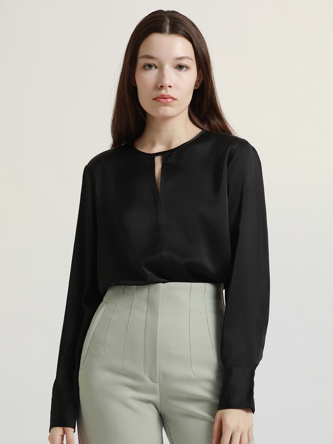 

DL Woman Keyhole Neck Cuffed Sleeve Crepe Top, White