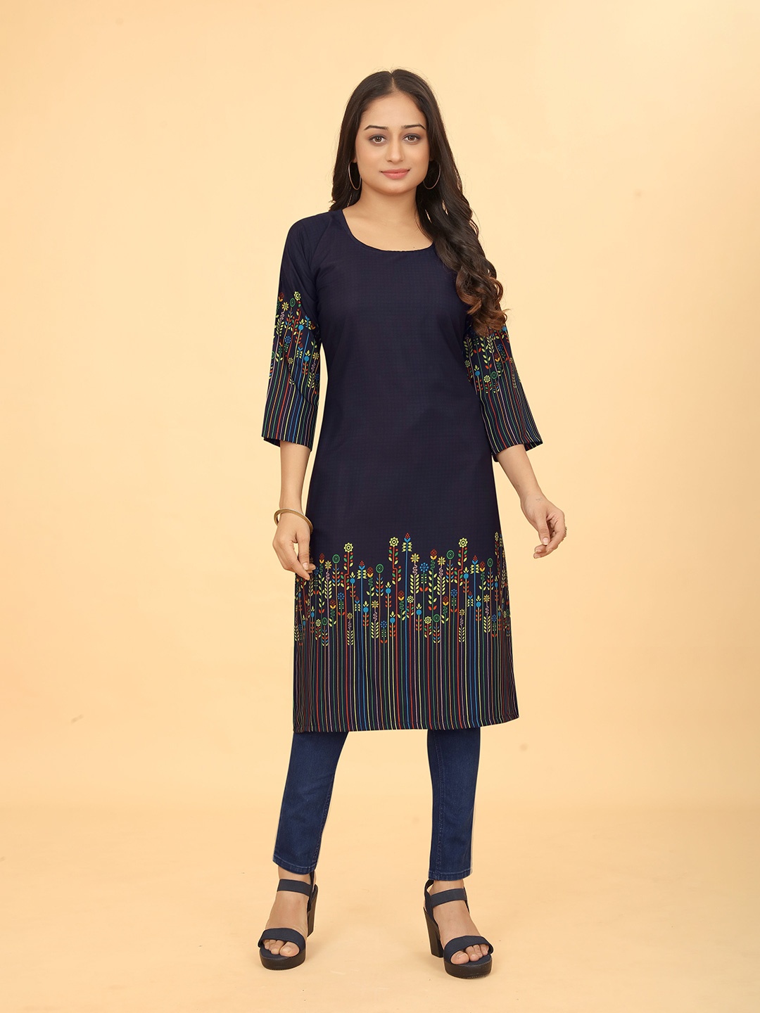 

SWORNOF Floral Printed Crepe Straight Kurta, Black