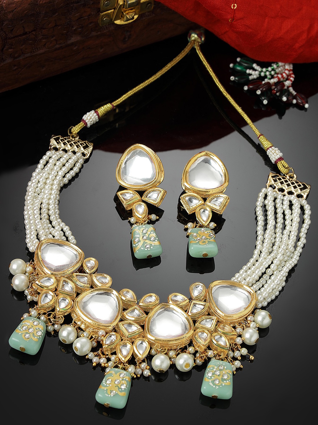 

KARATCART Gold-Plated Kundan-Studded & Pearl Beaded Jewellery Set