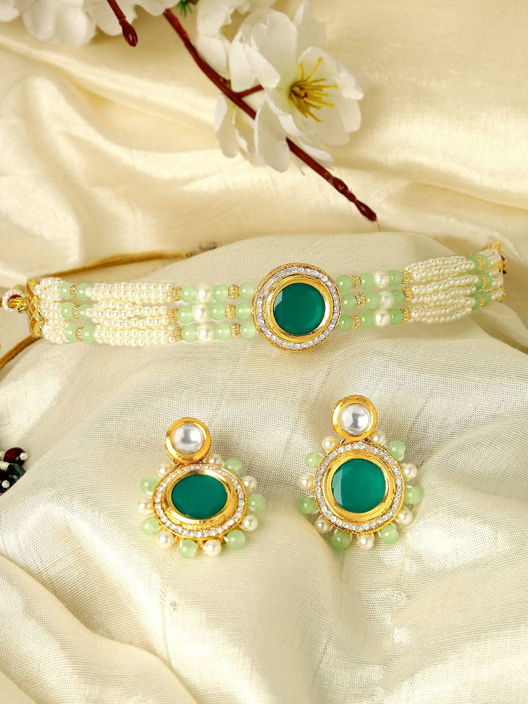 

KARATCART Gold-Plated Kundan Stone Studded & Pearl Beaded Jewellery Set