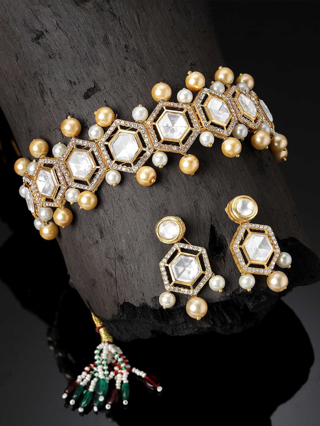 

KARATCART Gold-Plated Kundan-Studded & Pearl Beaded Jewellery Set