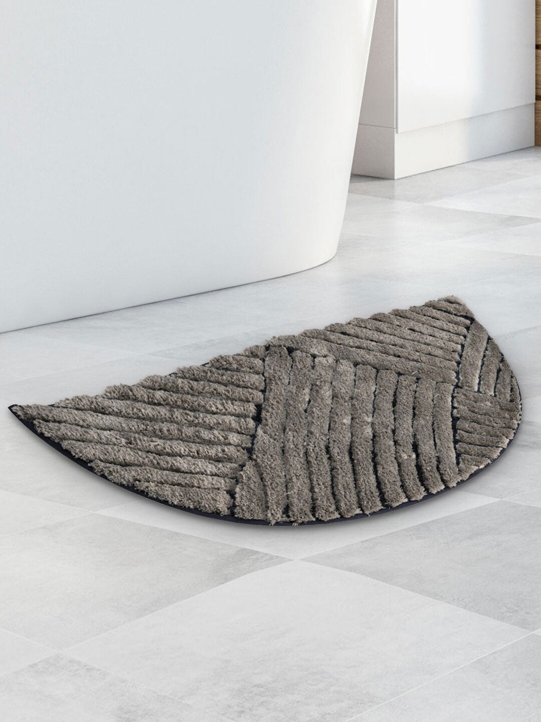 

Athome by Nilkamal Grey Abstract 600 GSM D Shaped Anti Skid Bath Rug
