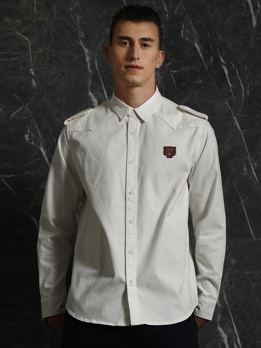 

Breakbounce Off White Tailored Fit Applique Detailed Cotton Casual Shirt