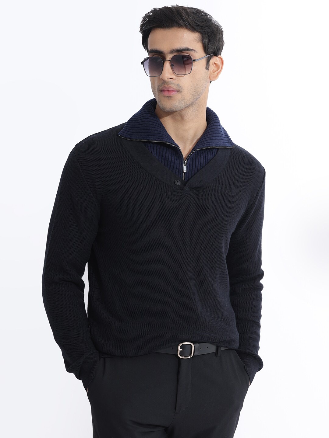 

RARE RABBIT Men Breeze Solid V-Neck Sweater, Black
