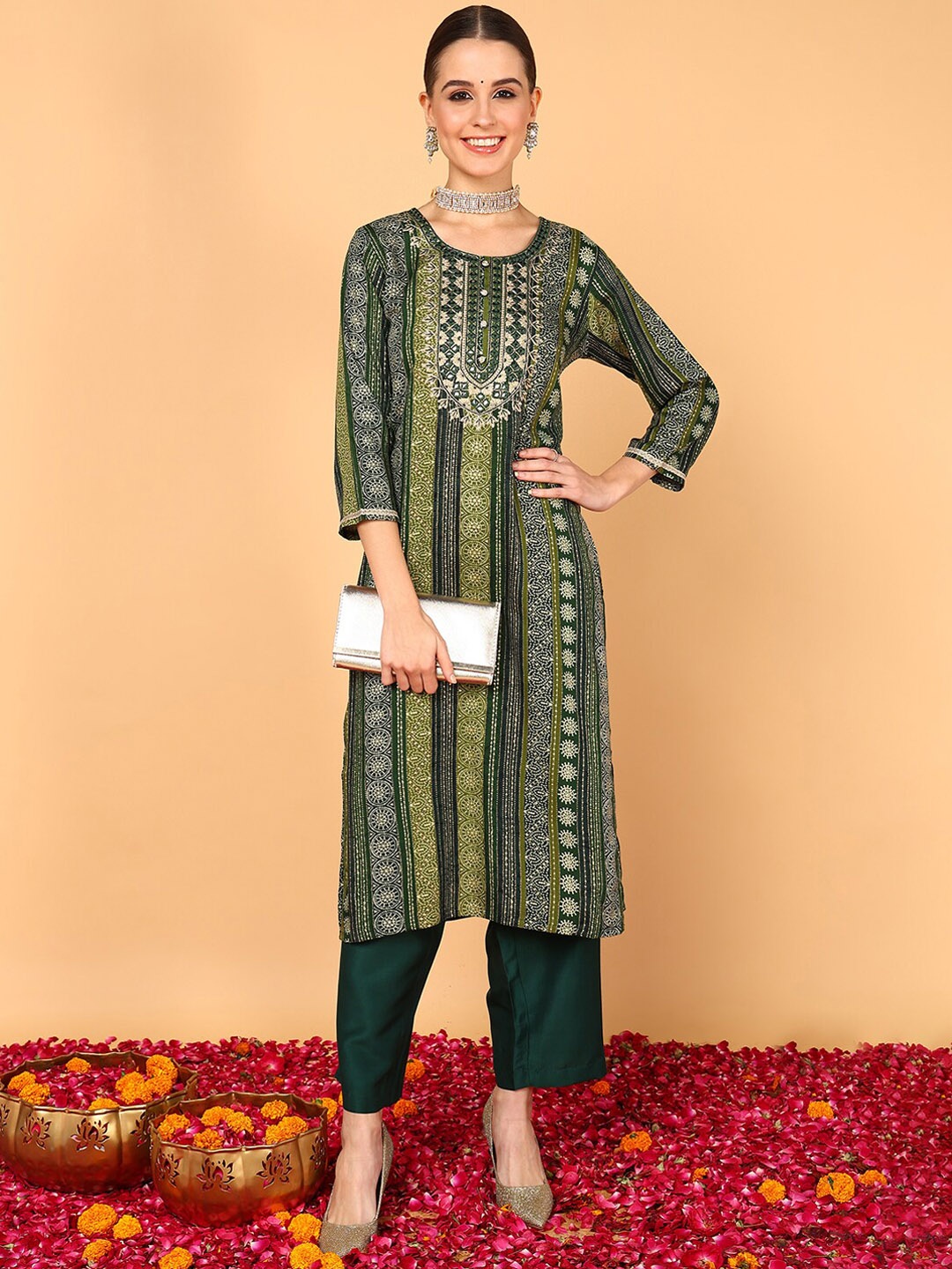 

AHIKA Ethnic Motifs Printed Mirror Work Straight Kurta, Green