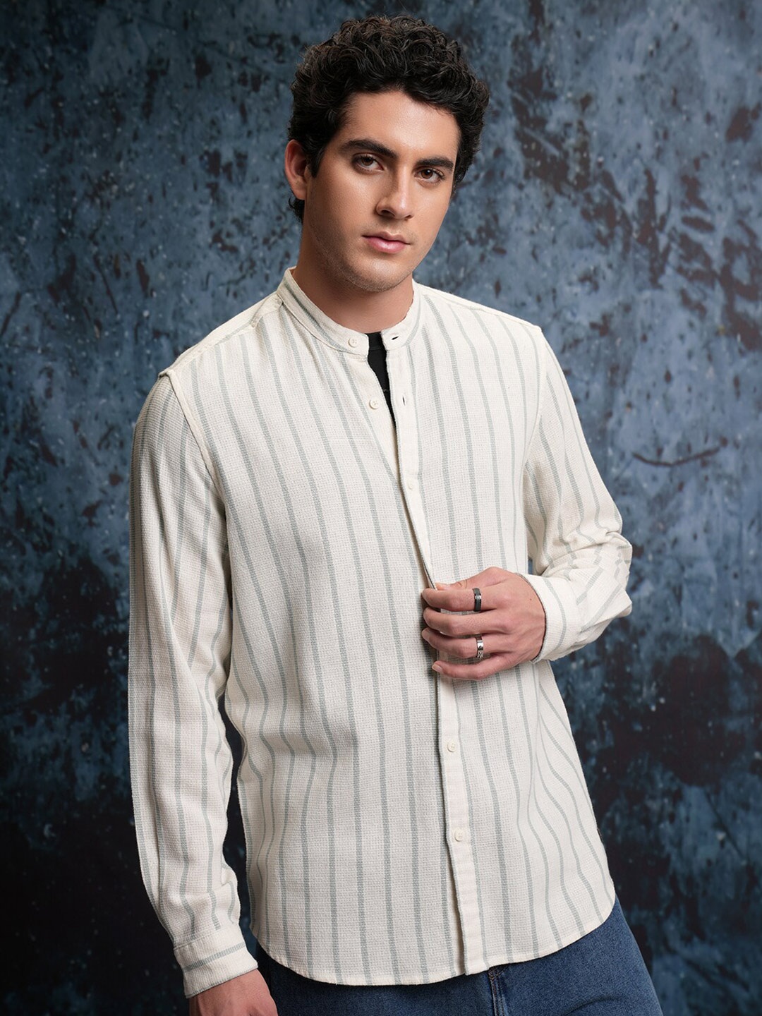 

LOCOMOTIVE Mock Lino Dobby Textured Striper Stand-Up Collar Regular Shirt, Cream