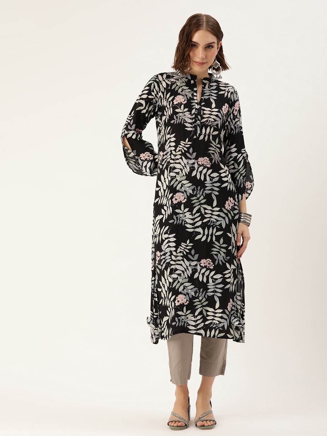 

SHANVIKA Women Floral Printed Flared Sleeves Kurta, Black