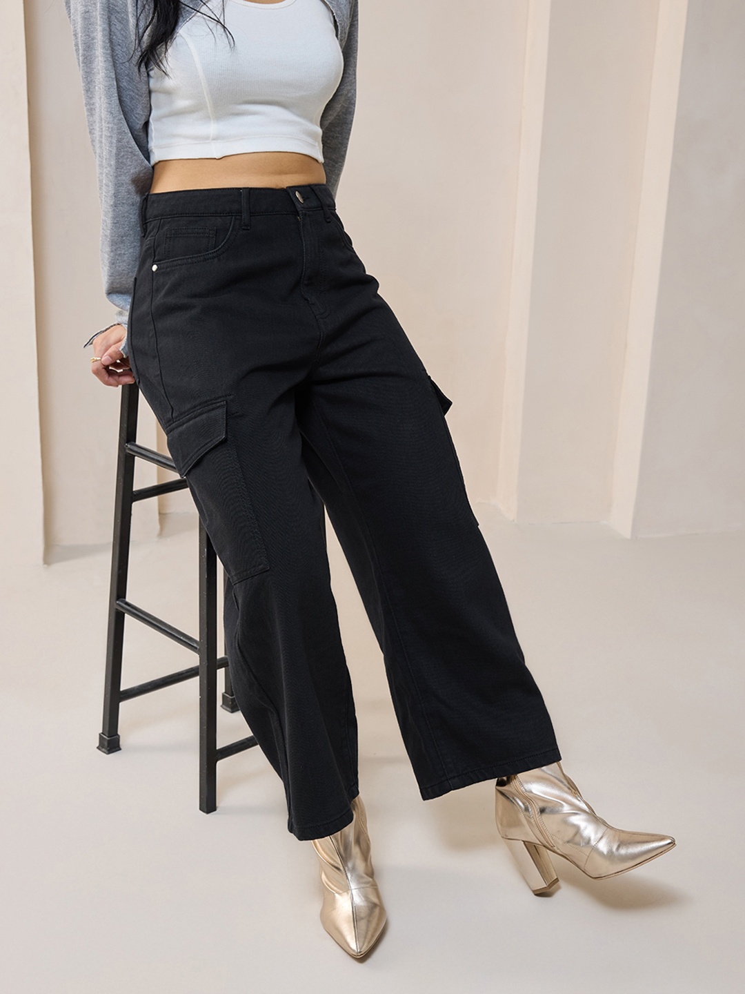 

Bewakoof Women Baggy Stright Fit Cropped Cargo Jeans, Black