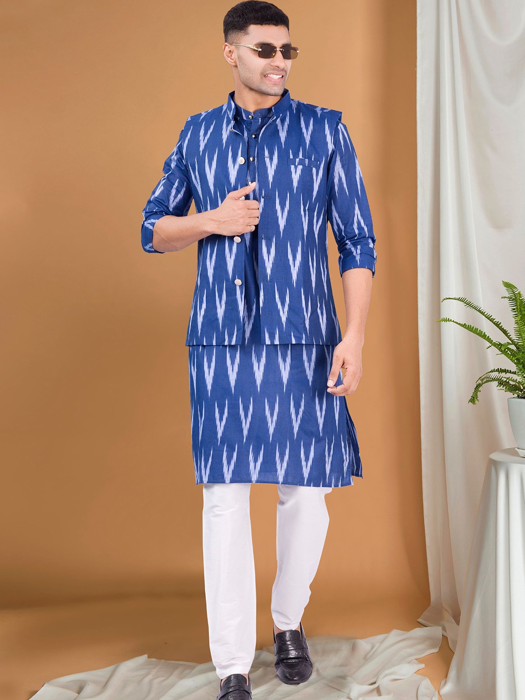 

SHIWAM ETHNIX Geometric Ikat Printed Band Collar Straight Kurta & Pyjama With Nehru Jacket, Navy blue