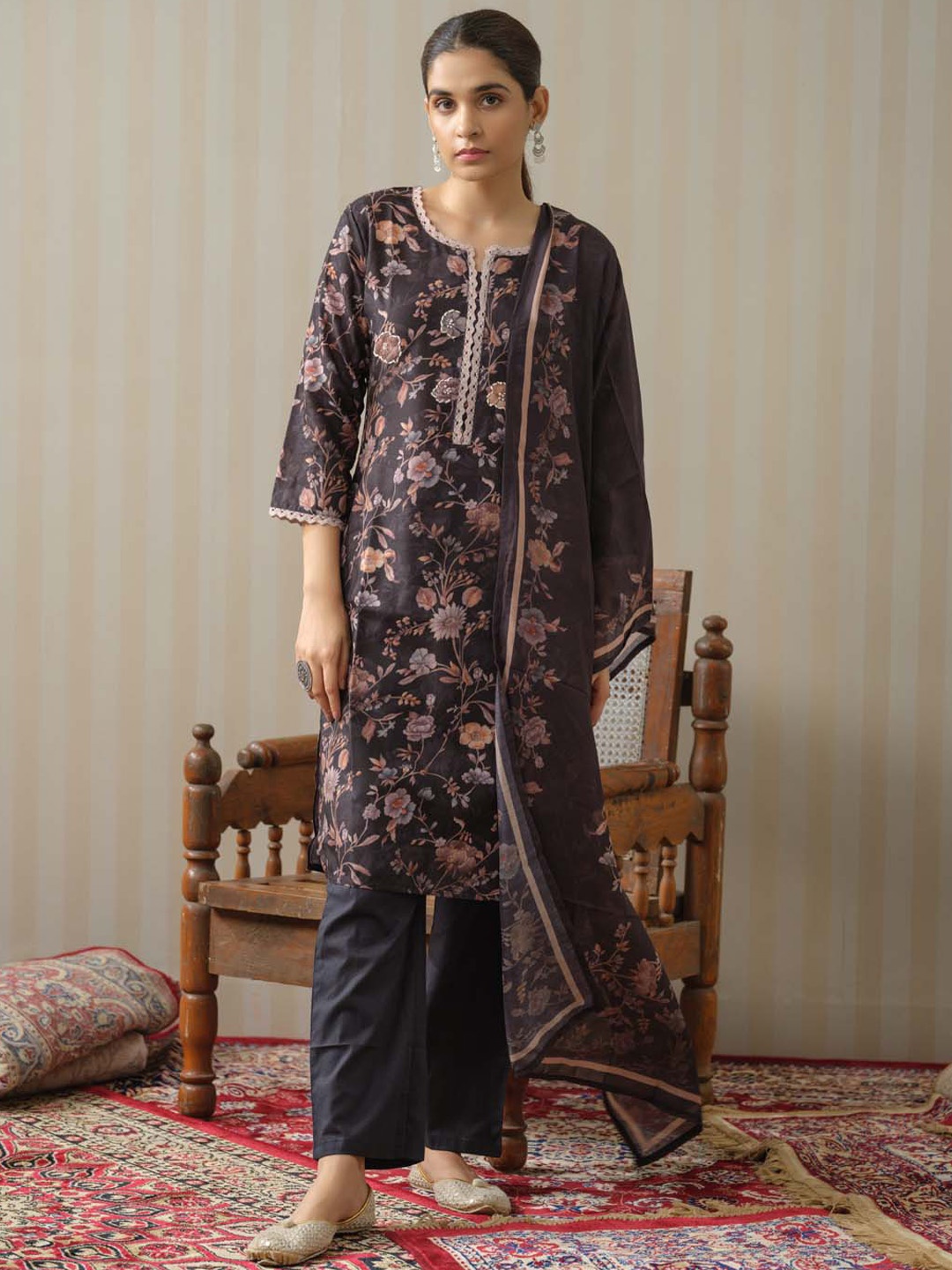 

Meena Bazaar Floral Printed Thread Work Straight Kurta & Trousers With Dupatta, Black