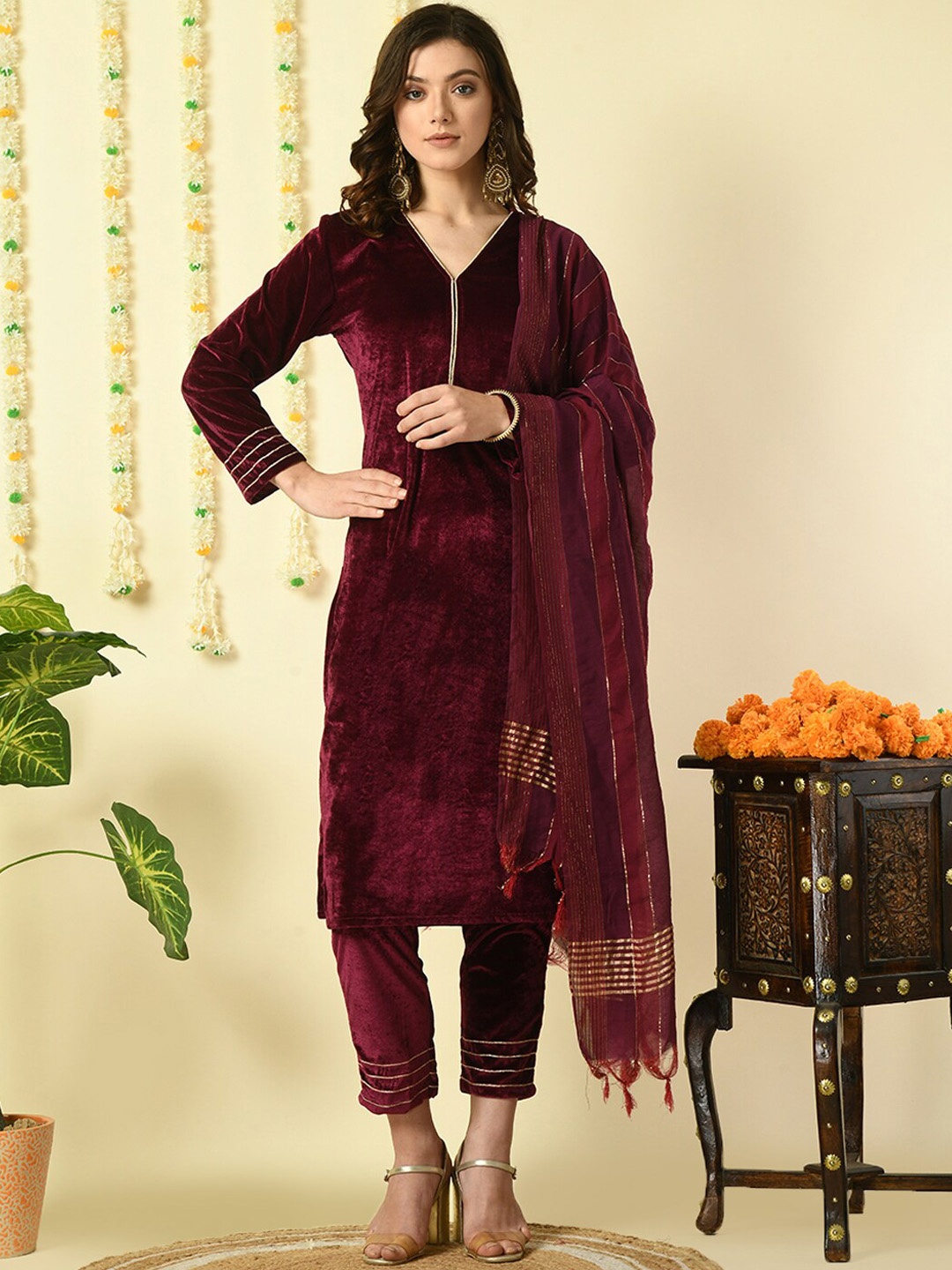 

Myshka Zari Velvet Straight Kurta With Trousers & Dupatta, Magenta