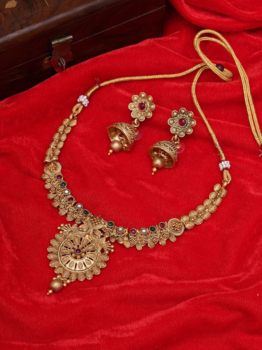 

Mali Fionna Gold Plated Stones Studded & Beaded Jewellery Set