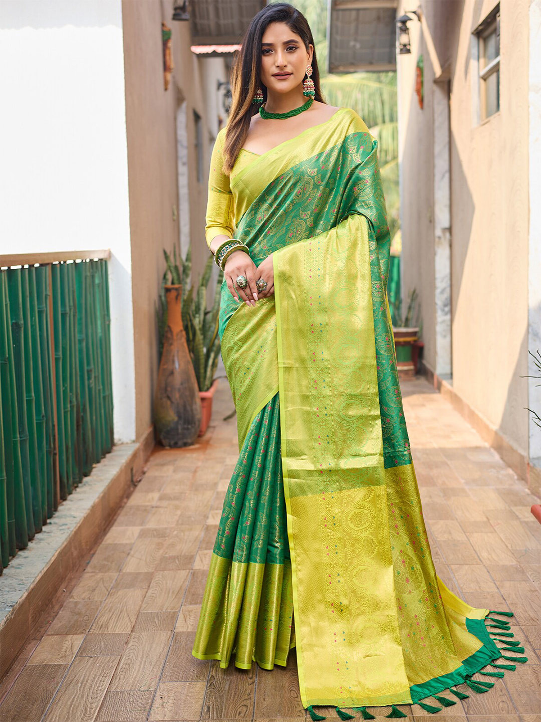 

ODETTE Ethnic Motifs Woven Design Saree, Green