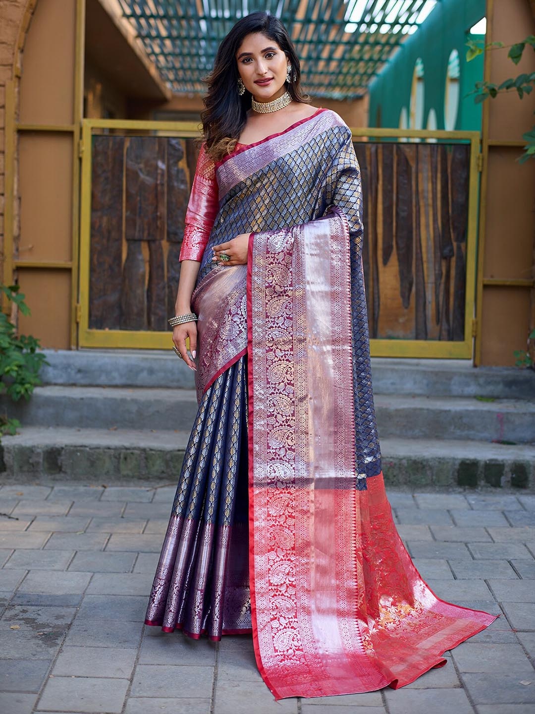 

ODETTE Woven Designed Zari Banarasi Saree, Grey