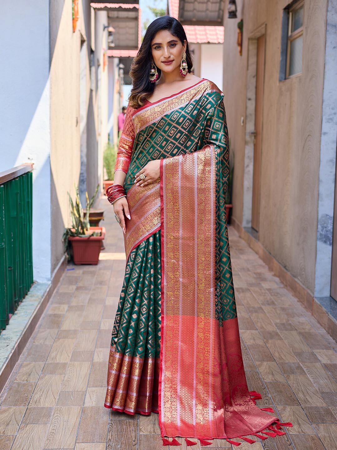 

ODETTE Ethnic Motifs Woven Design Silk Saree, Green