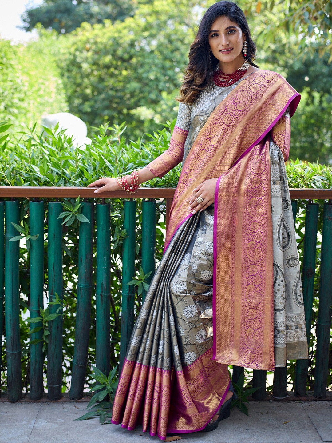 

ODETTE Ethnic Motifs Woven Design Zari Saree, Grey