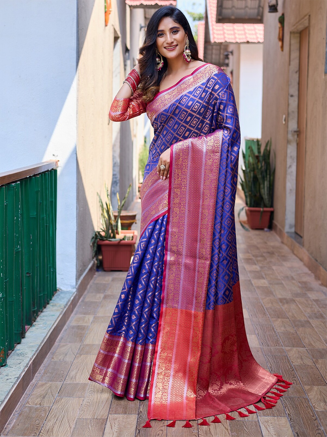 

ODETTE Woven Designed Zari Saree, Blue