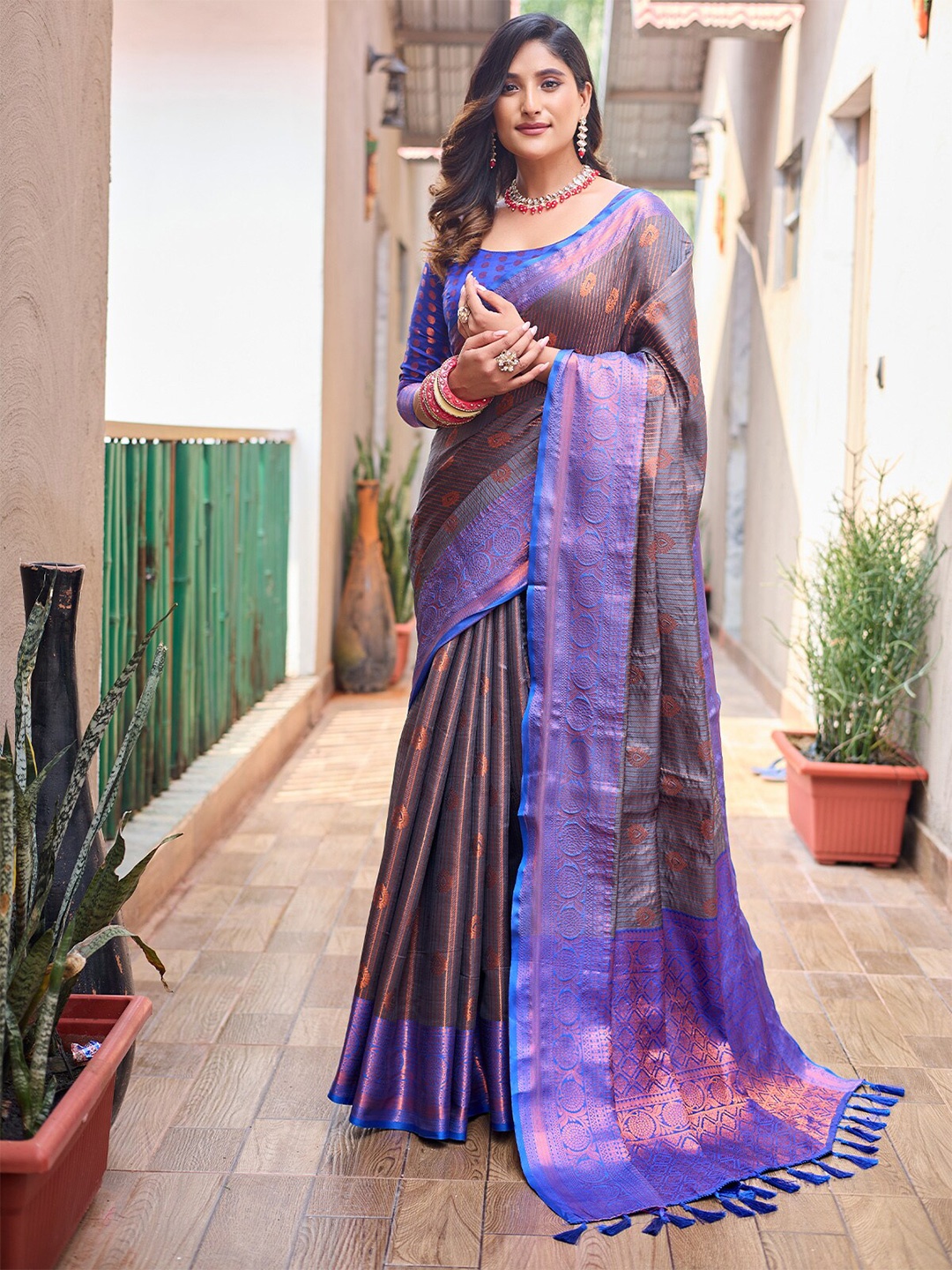 

ODETTE Ethnic Motifs Woven Design Zari Saree, Grey