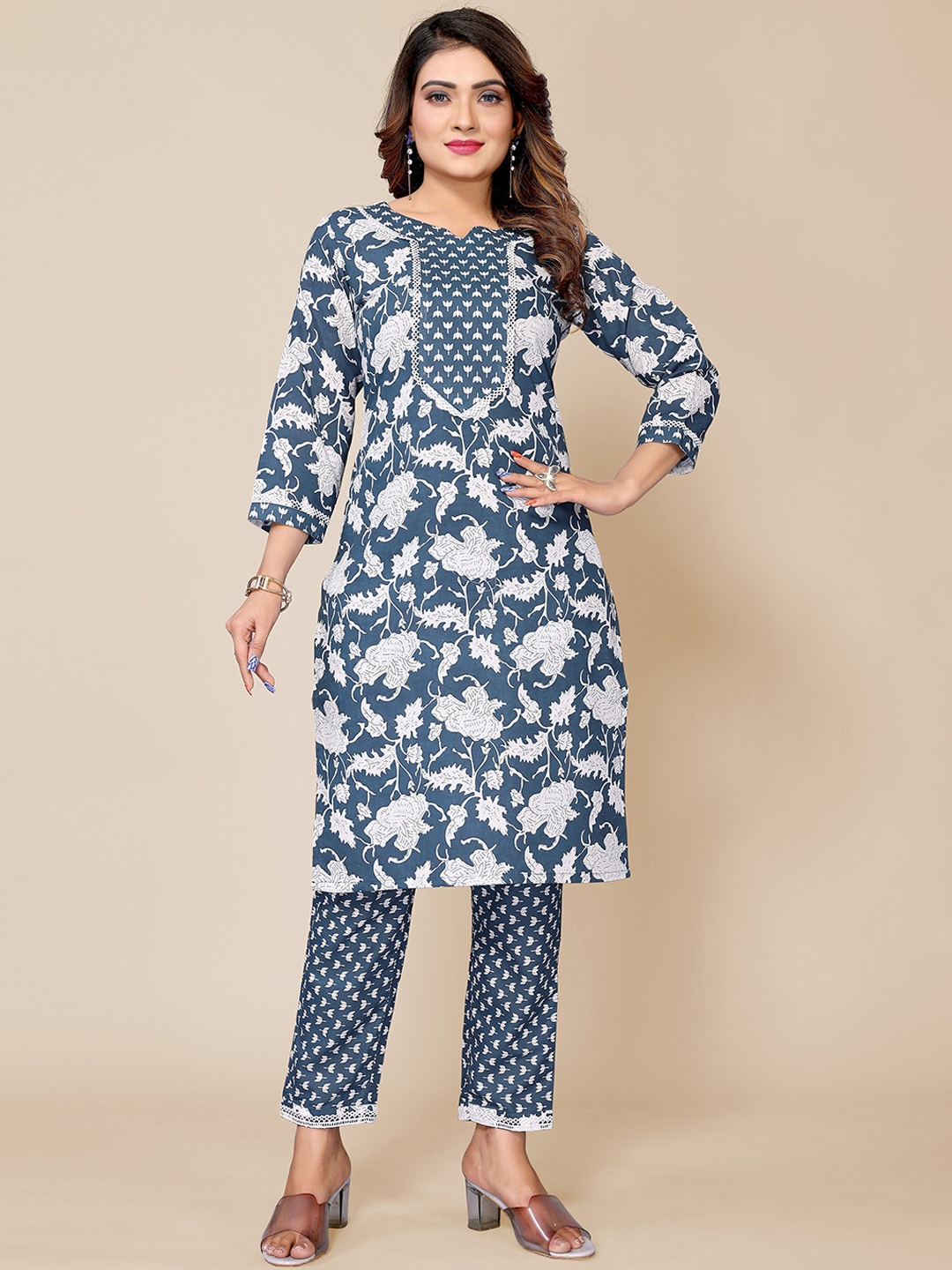 

Krimmple Floral Printed Regular Kurta with Trousers, Blue