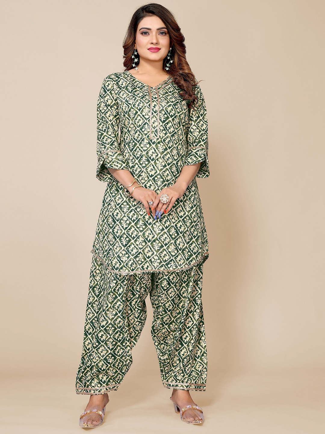 

Krimmple Ethnic Motifs Printed V-Neck Regular Kurta with Salwar, Green
