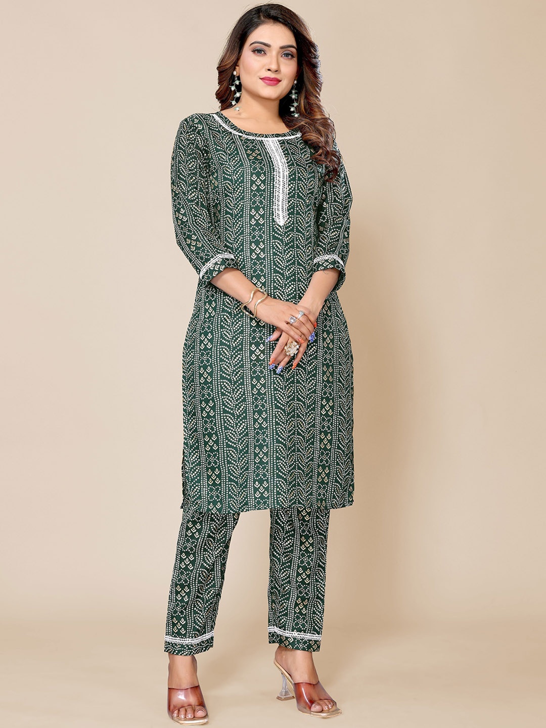 

Krimmple Floral Printed Gotta Patti Kurta With Trousers, Green