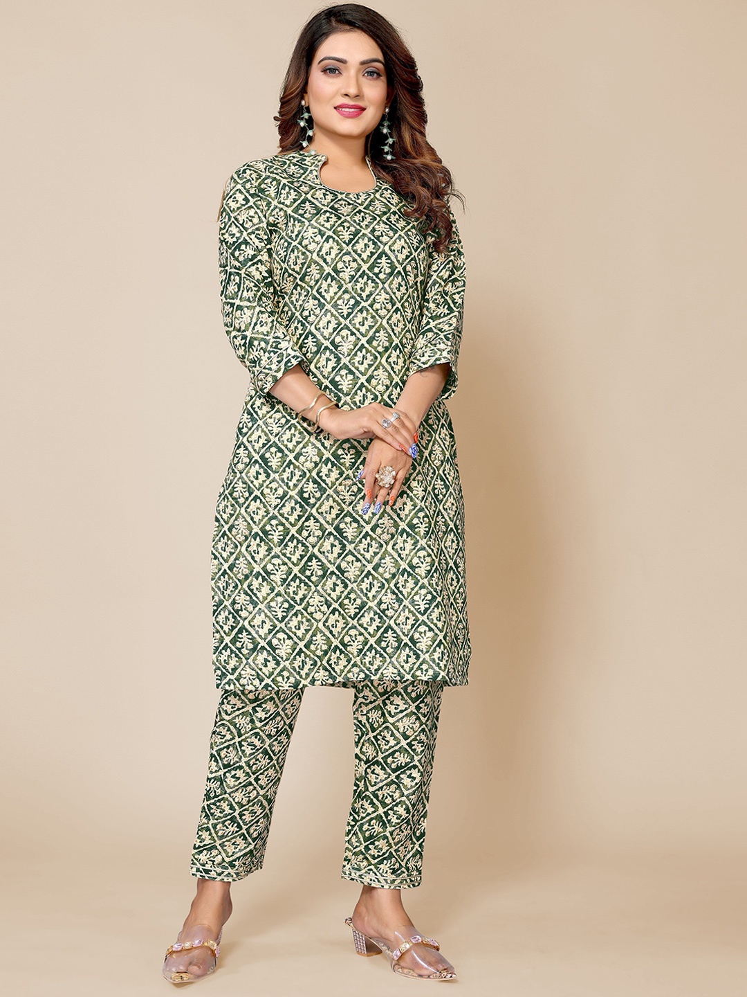 

Krimmple Floral Printed Straight Kurta With Trousers, Green