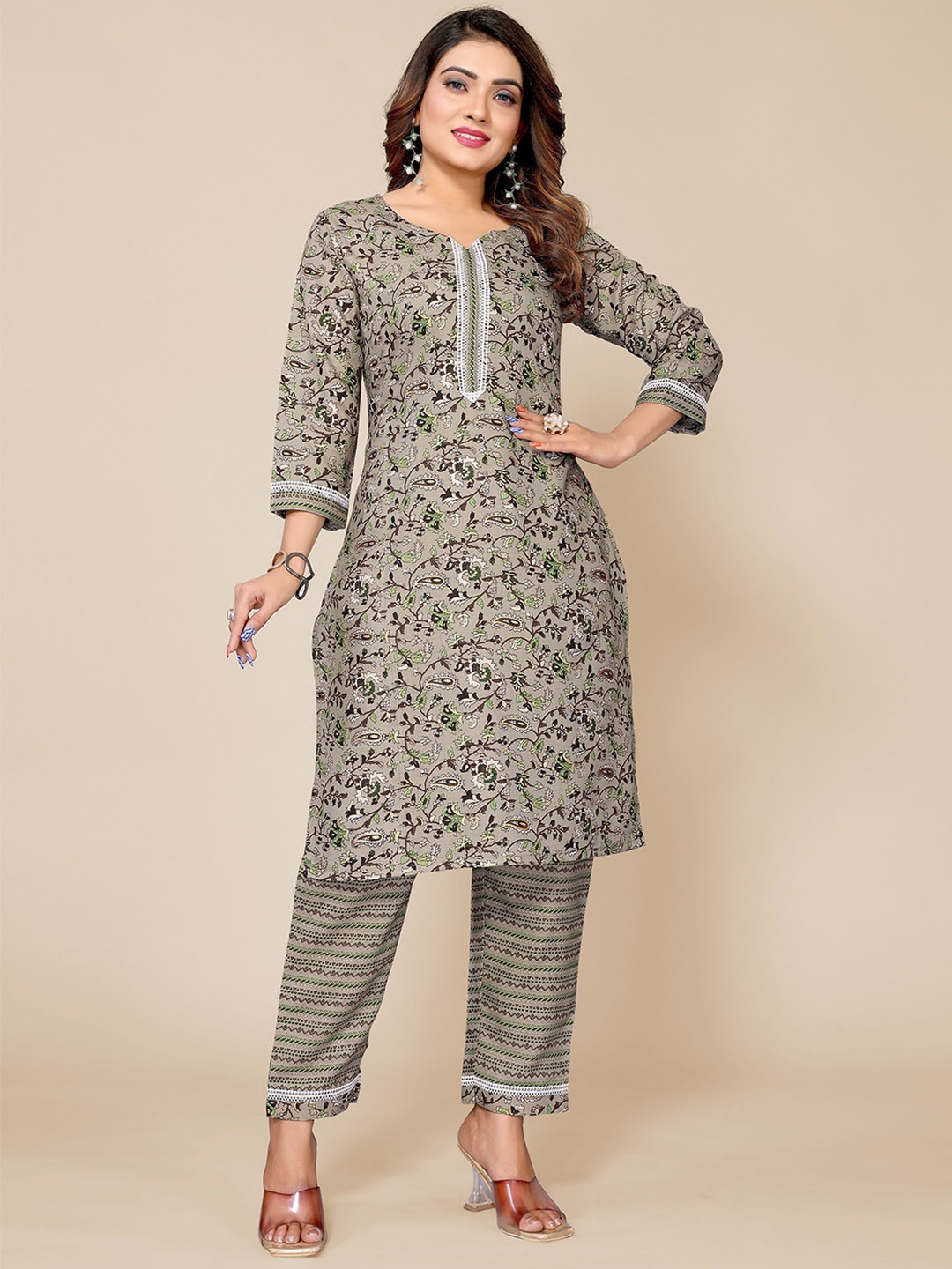 

Krimmple Floral Printed Gotta Patti Kurta With Trousers, Green