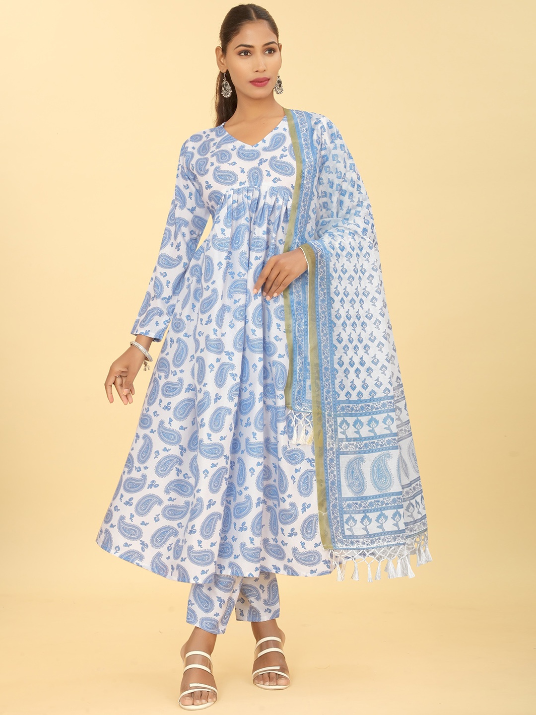 

Punrwa Paisley Printed Regular Kurta With Trousers & Dupatta, White