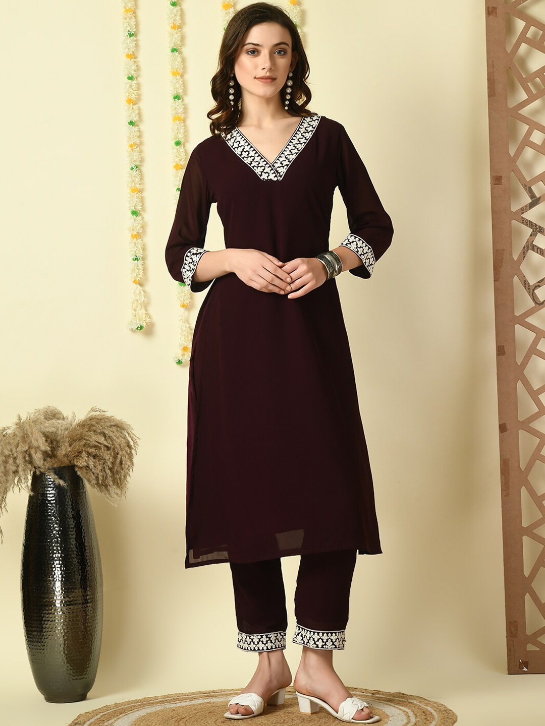 

Myshka Embroidered Kurta with Trousers, Coffee brown