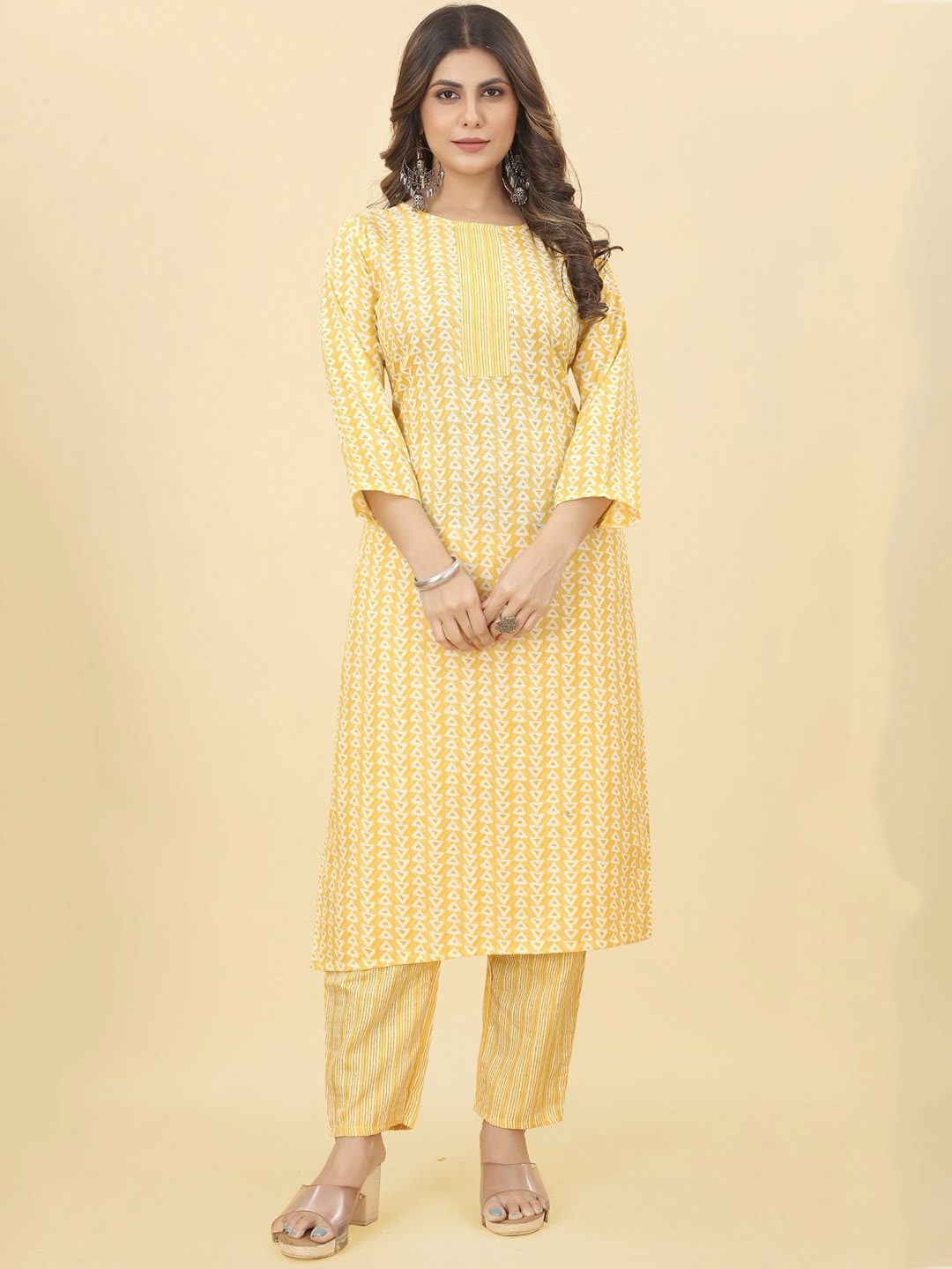 

POSHAAK BY RADHEE MANGUKIYA Geometric Printed Regular Kurta With Trousers, Yellow