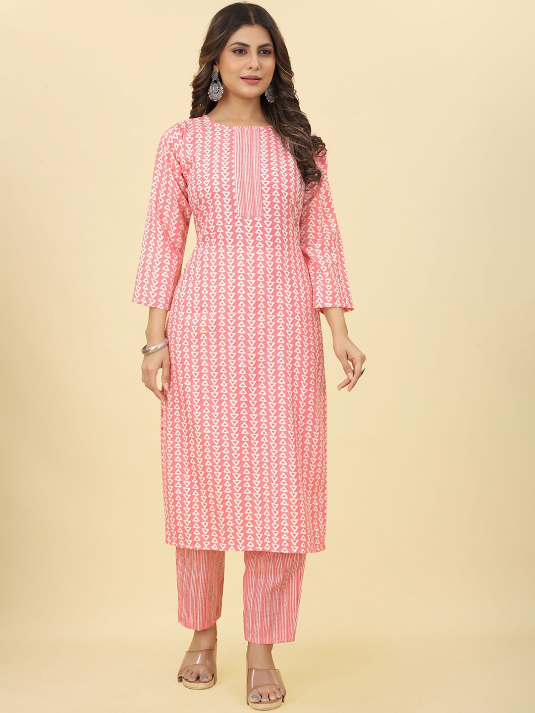 

POSHAAK BY RADHEE MANGUKIYA Geometric Printed Straight Kurta With Trouser, Pink