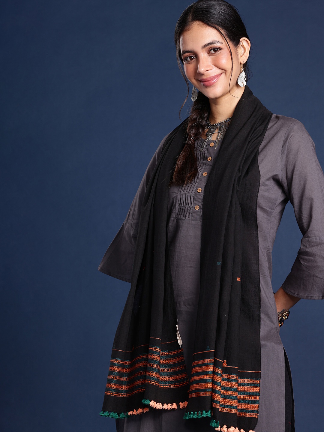 

Taavi Women Geometric Handloom Bhujodi Mercerised Cotton Winter Stole, Black